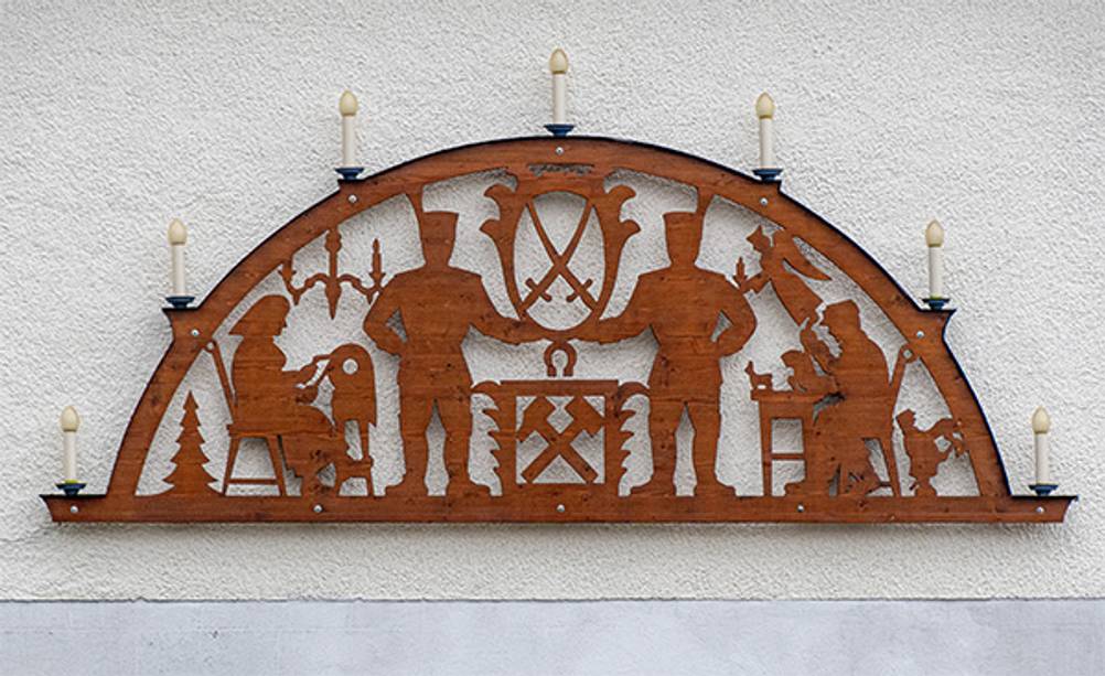 Schwibbogen im Test: Ein wetterfester Schwibbogen der an einer Hauswand montiert wurde.