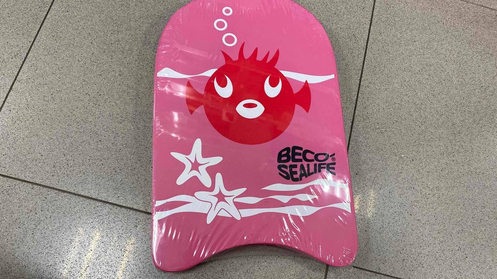 Auf dem Boden liegt ein getestetes Schwimmbrett.