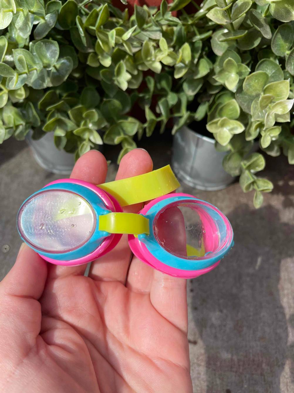 Im Test: eine Kinder-Schwimmbrille von Intex
