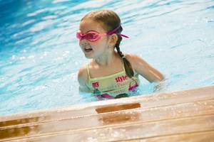 Laut Kinder-Schwimmbrillen-Tests sollten Sie die Schwimmbrille für eine lange Lebensdauer nach jeder Verwendung unter klarem Wasser ausspülen.