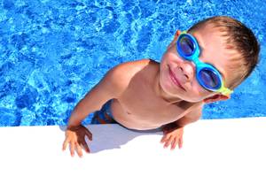 Es gibt auch Schwimmbrillen für Kinder mit Sehstärke.