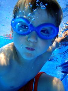 Es gibt Schwimmbrillen für Kinder ab 3 Jahren.