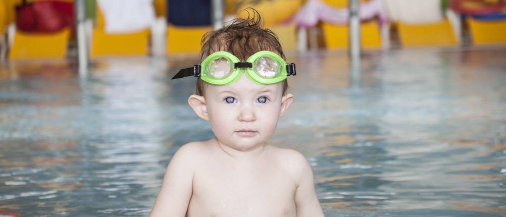 Auch Kleinkindern sollten Sie beim Tauchen eine Junior-Schwimmbrille anziehen.
