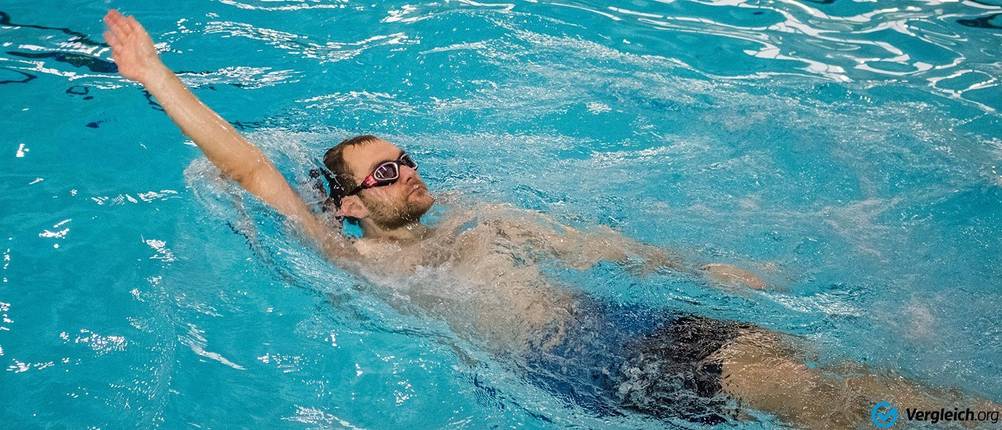 rueckenschwimmer mit schwimmbrille
