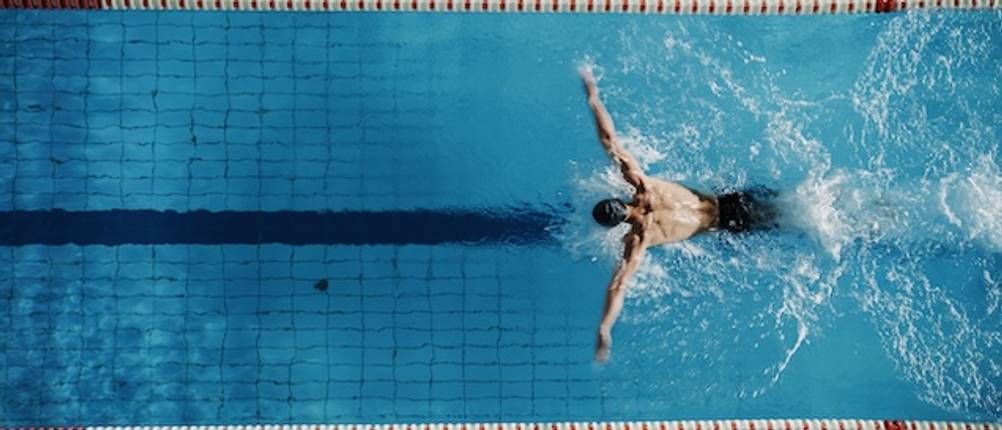 Ein Pool-Schwimmgurt im Test: Ein Schwimmer in einem Pool von oben.