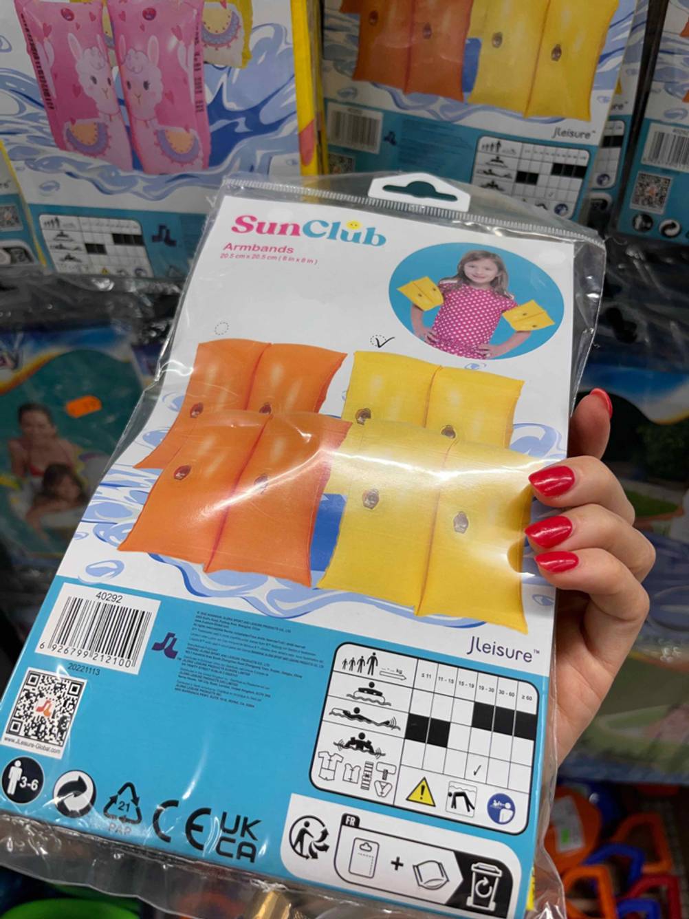 Schwimmhilfe im Test: Schwimmflügel befinden sich in der Verpackung. 