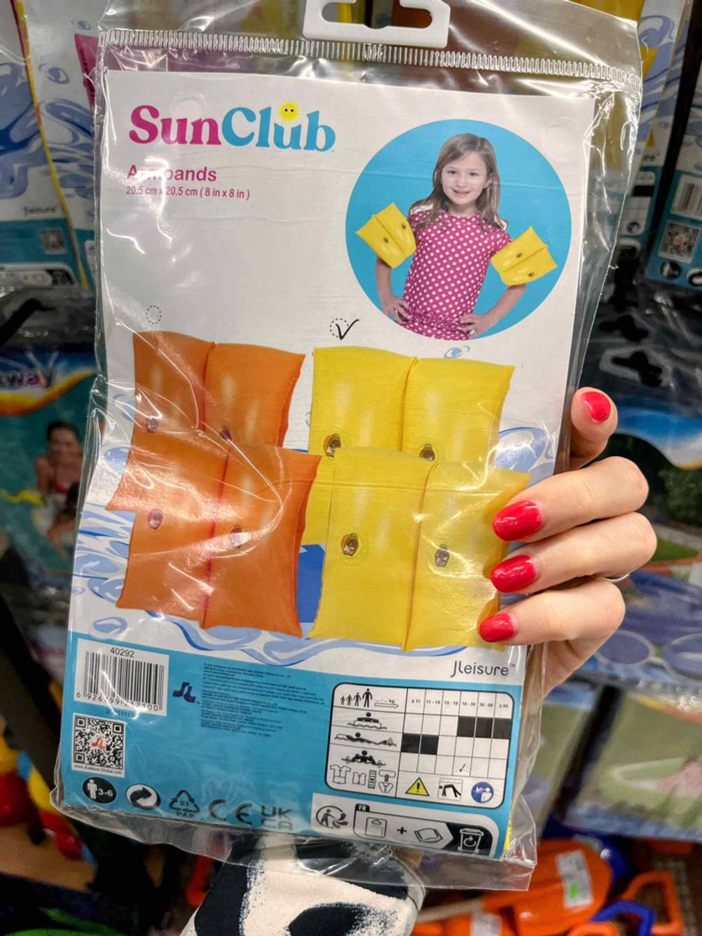 Schwimmhilfe im Test: Verschiedenfarbige Schwimmflügel befinden sich in der Verpackung. 