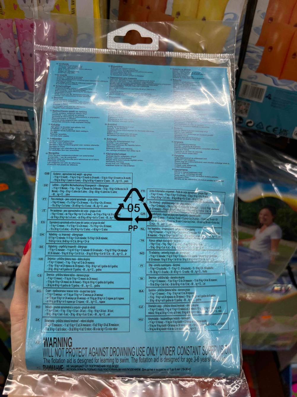 Schwimmhilfe im Test: Rückseite der Verpackung. 