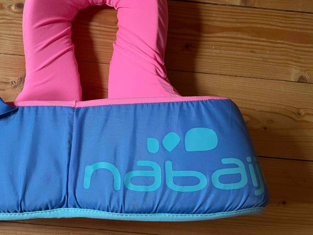 Schwimmlernweste getestet: Nahaufnahme des Logoaufdrucks auf der Rückseite.