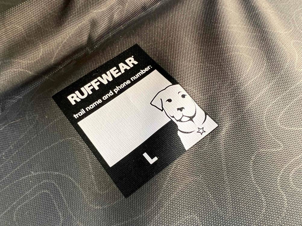 Schwimmweste für Hunde im Test: Nahaufnahme des Labels mit Markennamen im Inneren.