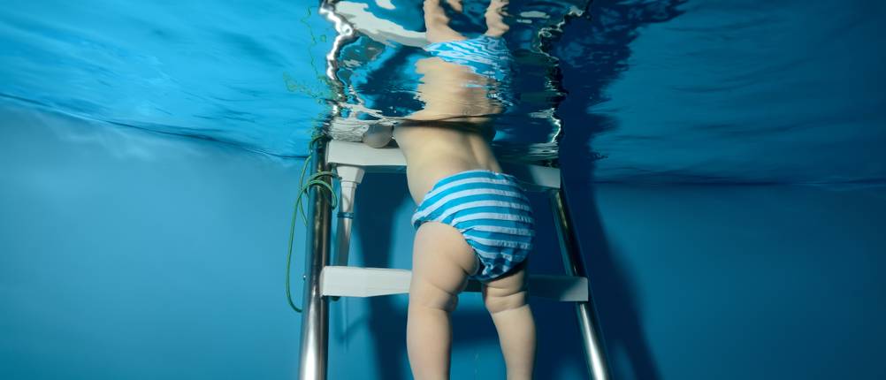Schwimmwindel im Test: Baby unter Wasser mit Schwimmwindel