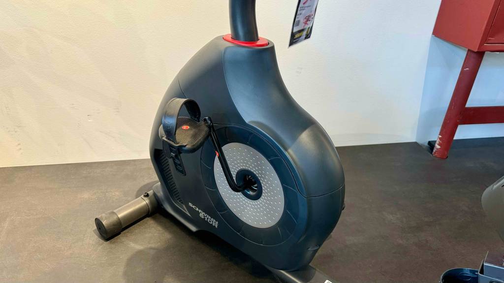 Liegeergometer im Test: Detailansicht eines Fußpedals mit Schlaufe.