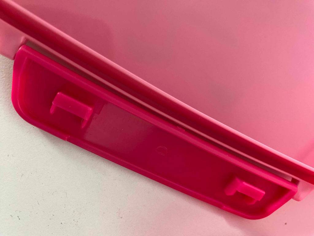 Detailansicht vom Verschluss-Mechanismus einer rosa Lunchbox für Kinder im Test.