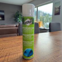 Scotchgard-Imprägnierspray auf dem Tisch stehend