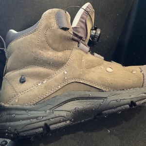 Wassertropfen auf der Seite eines Trekking-Schuhs.