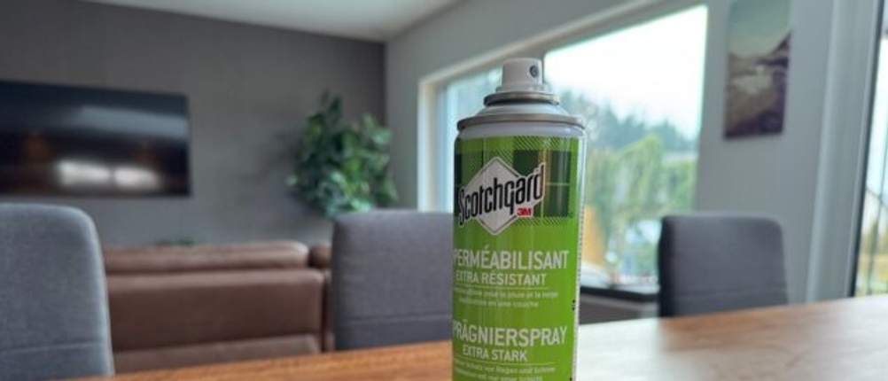 Scotchgard-Imprägnierspray auf dem Tisch stehend mit geöffnetem Deckel