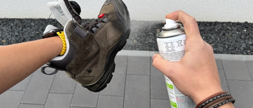 Sprühstoß beim Scotchgard Imprägnierspray und Trekking-Schuh im Freien