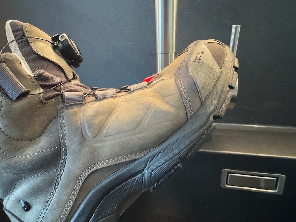 Imprägnierter Schuh vor einem Waschbecken