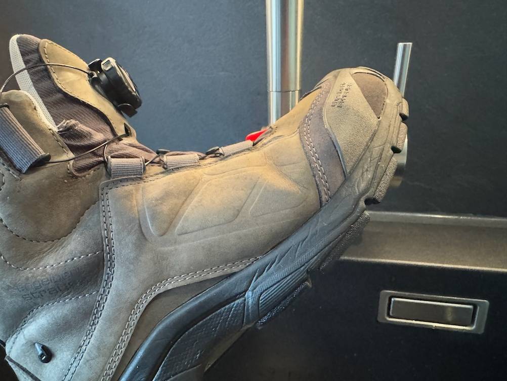 Imprägnierter Schuh vor einem Waschbecken