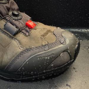 Wassertropfen auf einer Schuhspitze