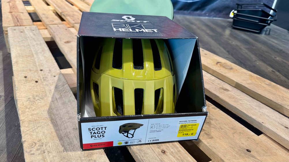 Der getestete Scott-Fahrradhelm in der Originalverpackung von vorne.