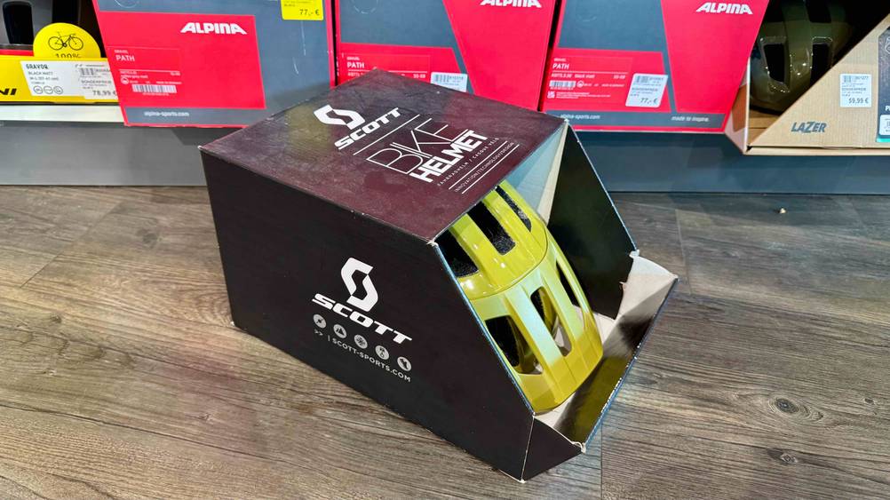 Getestet: Der Scott-Fahrradhelm in der Originalverpackung auf dem Boden stehend.