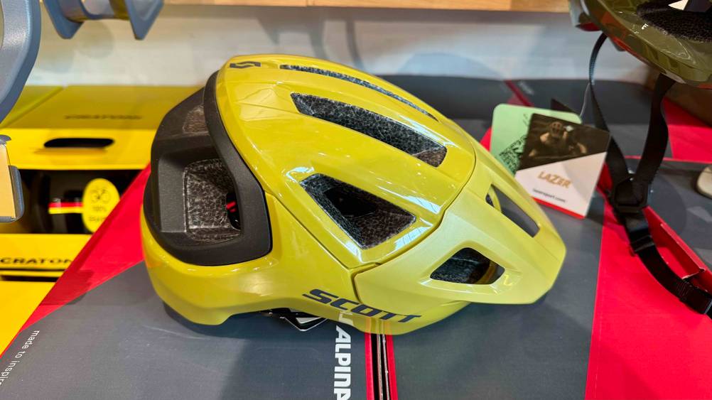 Scott-Fahrradhelm im Test: Der Helm von der Seite.