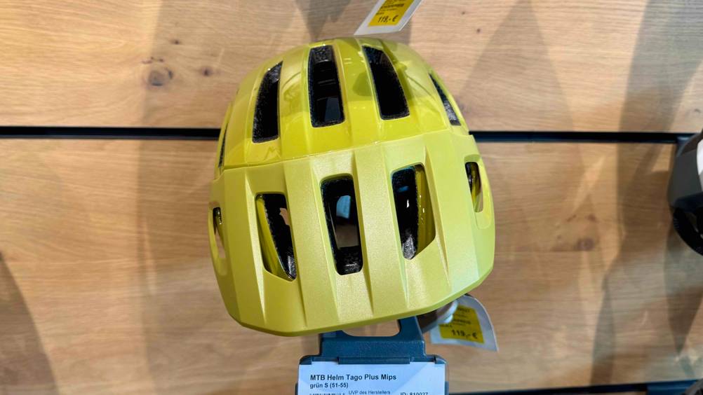 An einer Holzwand befestigt befindet sich der Scott-Fahrradhelm im Test von vorne.