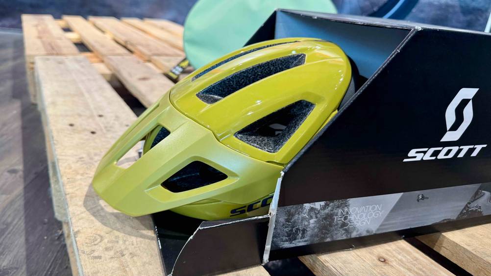 Ein getesteter Scott-Fahrradhelm schaut leicht aus seiner Verpackung hervor.
