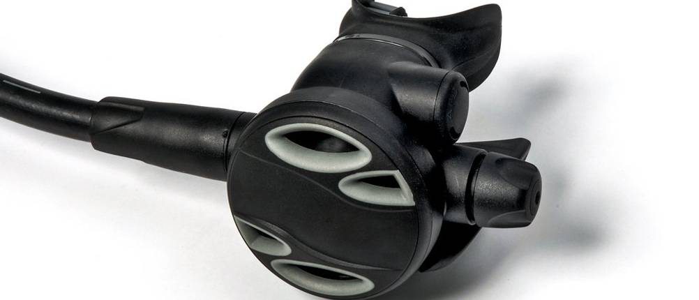 Das Tauchen mit einem Atemregler wird vereinzelt auch Scuba Diving genannt, während das Tauchen ohne Atemgeräte Apnoetauchen genannt wird.