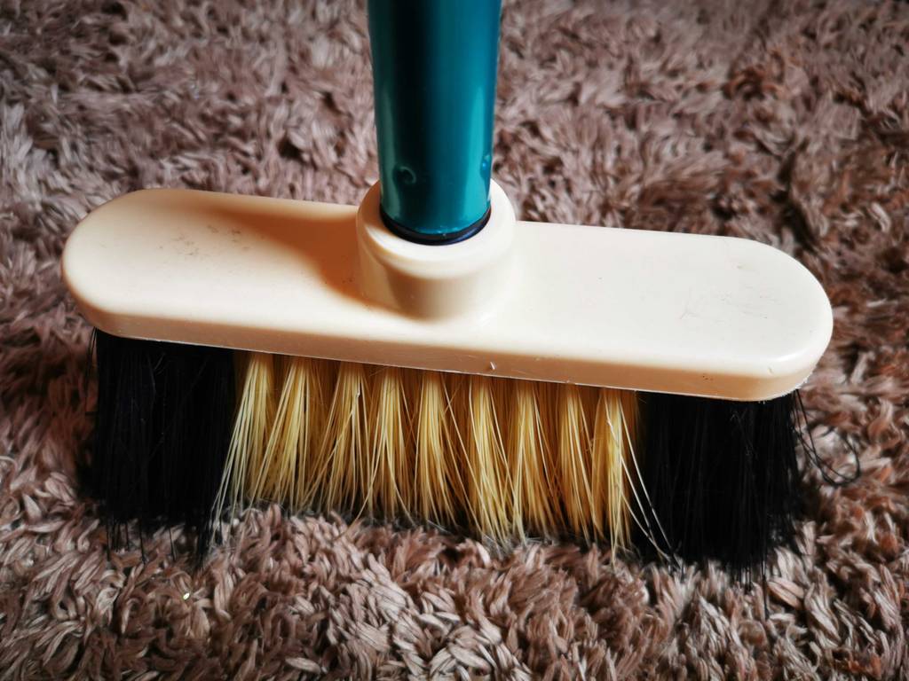 Im Test: Detailansicht des verschraubten Besenstiels.