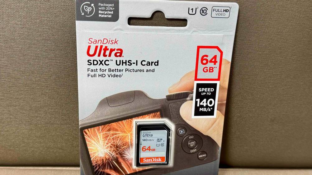 SDXC (64 GB) im Test: Nahaufnahme der Verpackung mit Logo und Artikelbezeichnung.