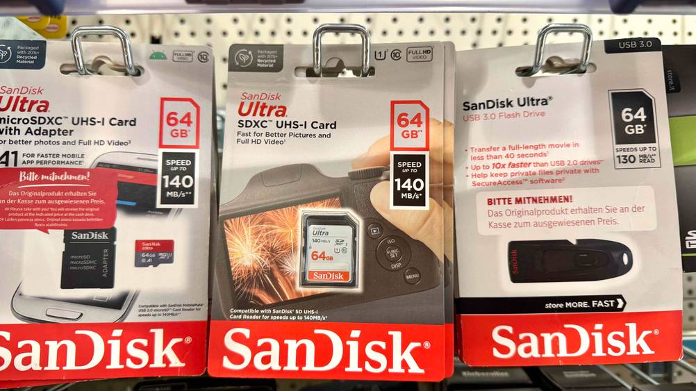 Mehrere verpackte SDXC (64 GB) im Test in einem Regal hängend.