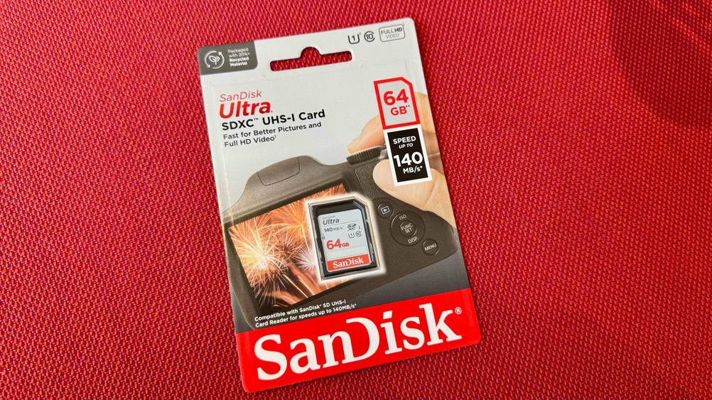 Auf einem roten Polster liegt eine SDXC (64 GB) im Test.
