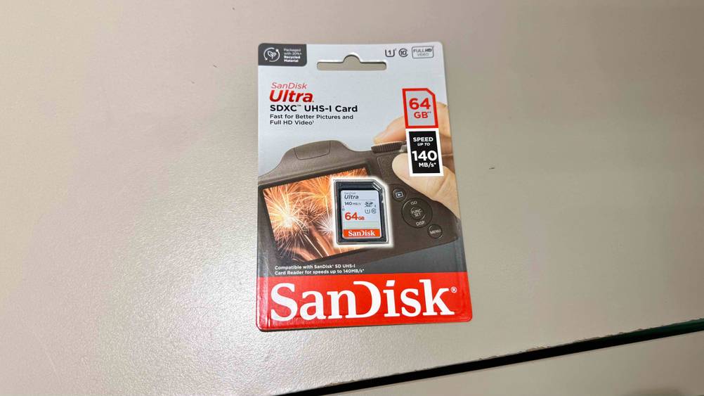 Eine getestete SDXC (64 GB) auf einer hellen Fläche liegend.