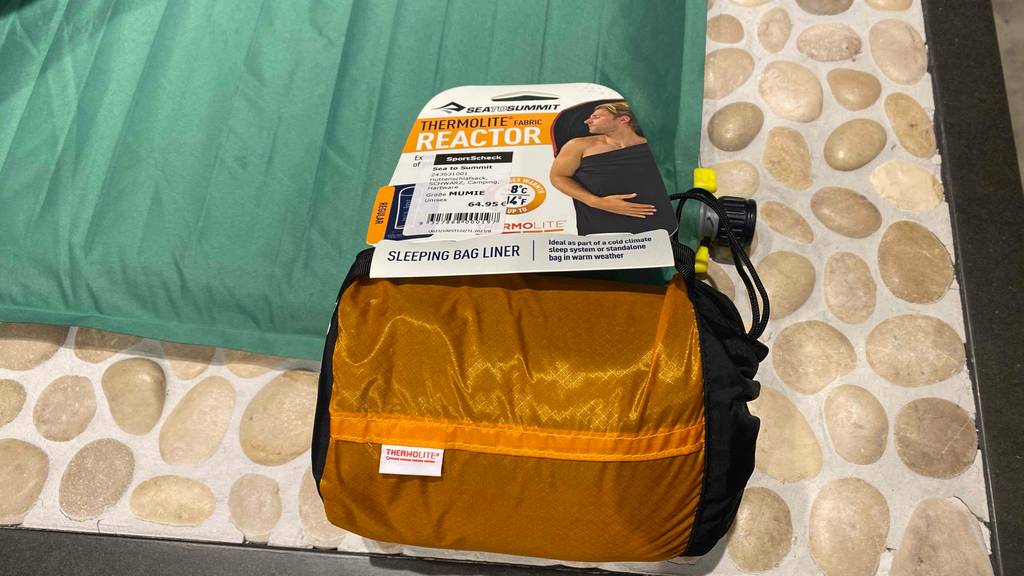 Sommerschlafsack getestet: Schlafsack liegt auf dem Boden.