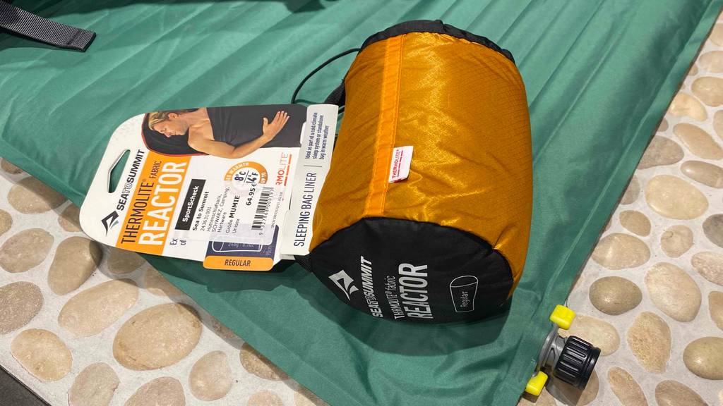 Sommerschlafsack im Test: Schlafsack liegt auf einer Luftmatratze. 