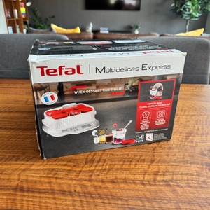 Der Karton des SEB YG660100 steht auf einem Tisch