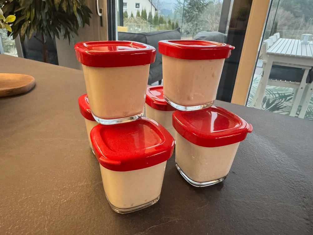 Sechs Gläser des SEB YG660100 stehen auf einer Küchenarbeitsplatte