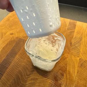 Das Gitter wird aus einem Glas des SEB YG660100 geholt