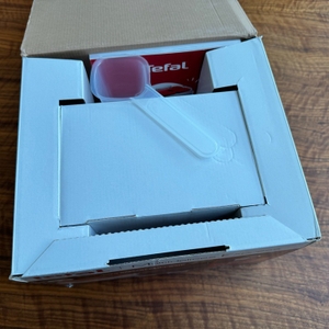 Der geöffnete Karton des SEB YG660100 von oben