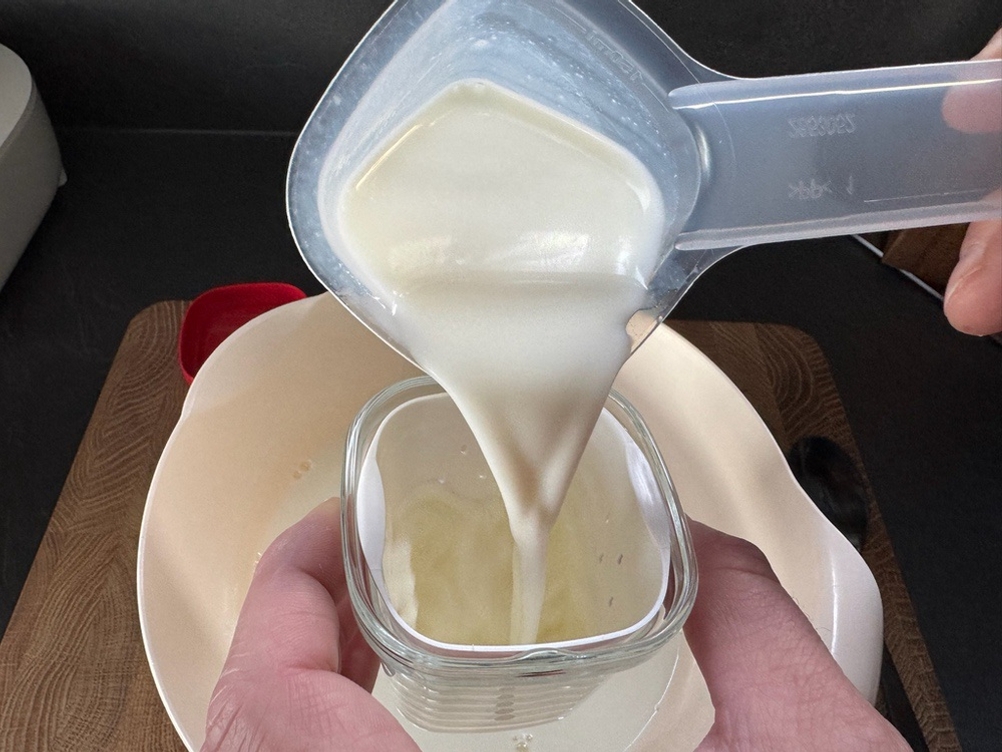 Mithilfe eines beigelegten Löffels wird Joghurt in die Gläser des SEB YG660100 gegeben