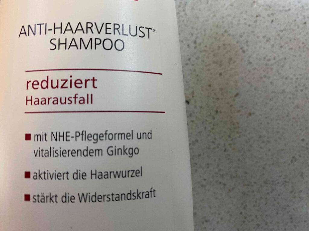 Shampoo gegen Haarausfall im Test: Auf der Packung stehen die Eigenschaften.