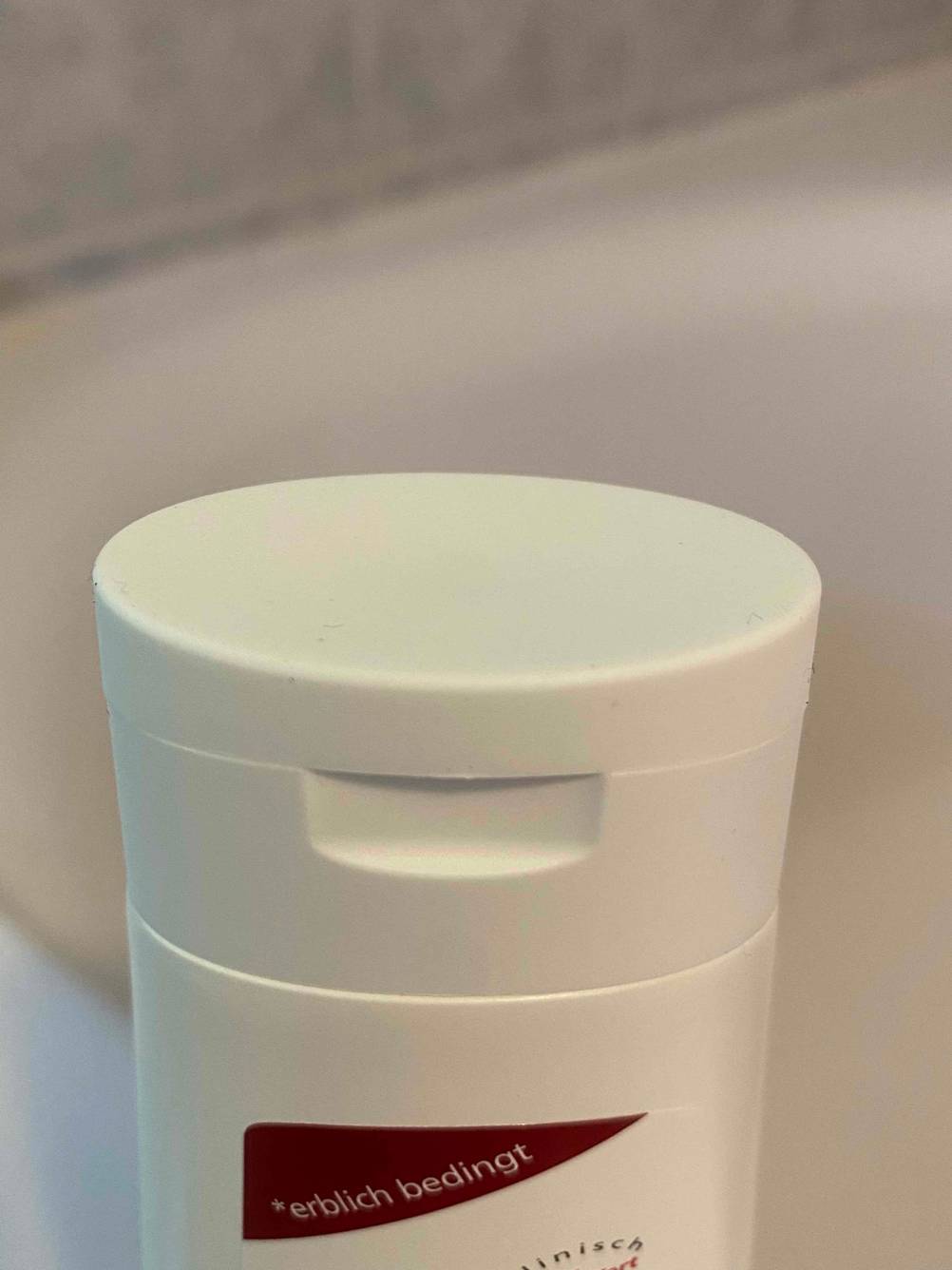 Detailansicht der verschlossenen Verschlusskappe eines getesteten Shampoos gegen Haarausfall.
