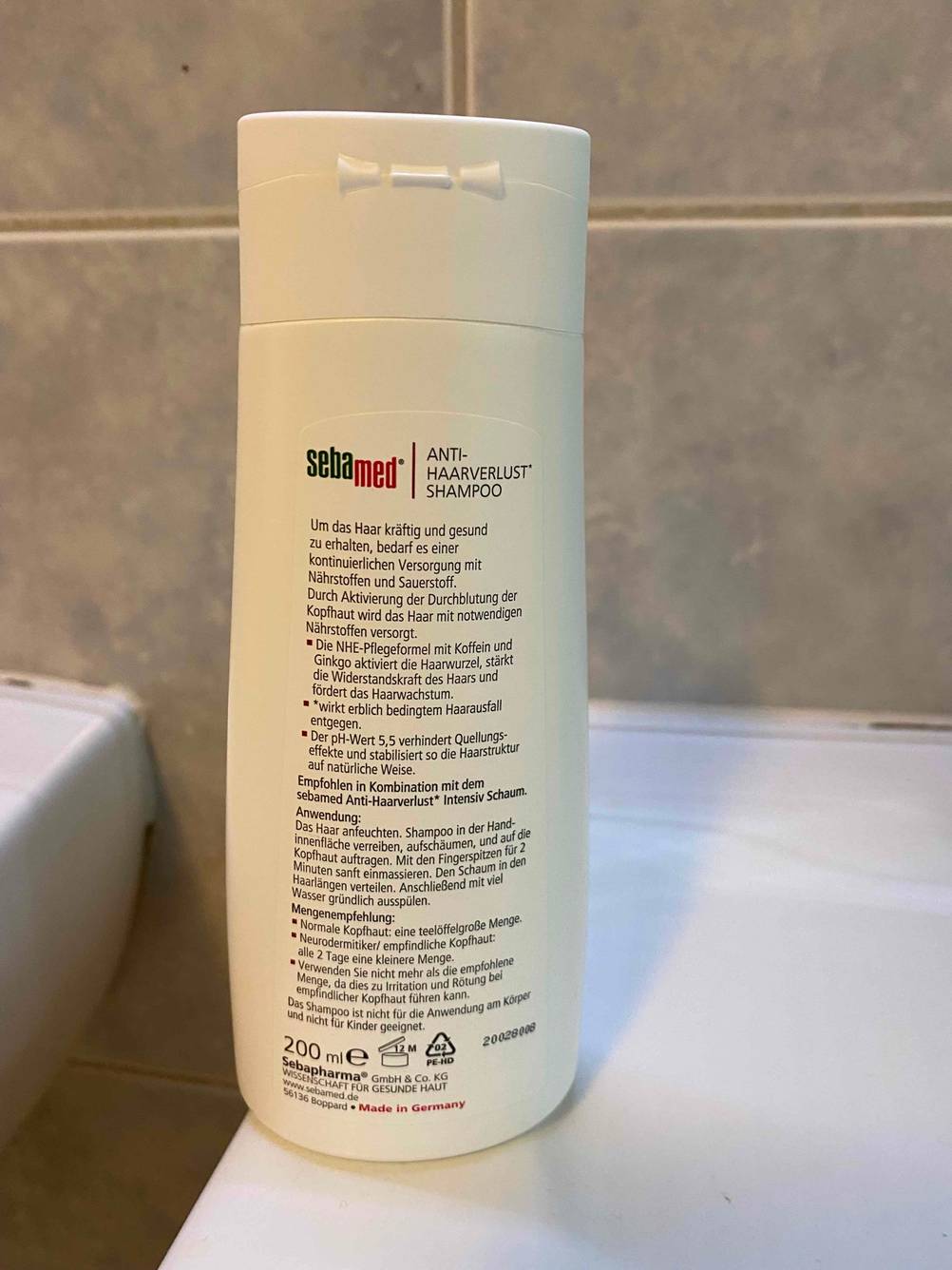 Shampoo gegen Haarausfall getestet: Auf der Rückseite einer Flasche von Sebamed stehen Informationen und Anwendungshinweise.