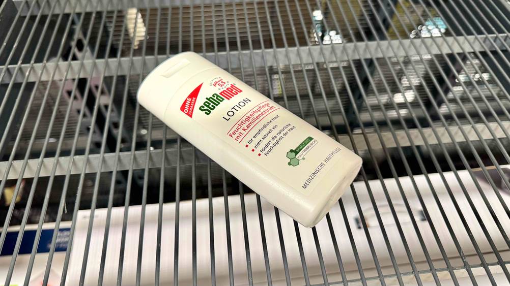 Sebamed-Bodylotion getestet: Auf einem Gitter liegt eine Flasche.