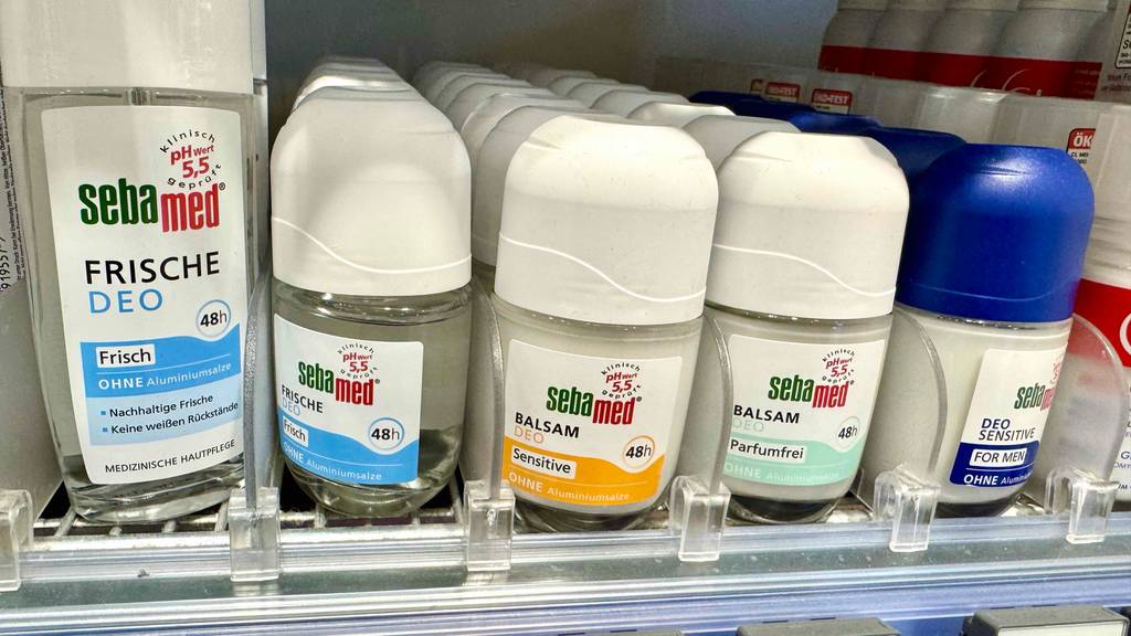 Im Test: Mehrere Fläschchen Sebamed-Deo in verschiedenen Duftrichtungen stehen neben- und hintereinander in einem Regal.