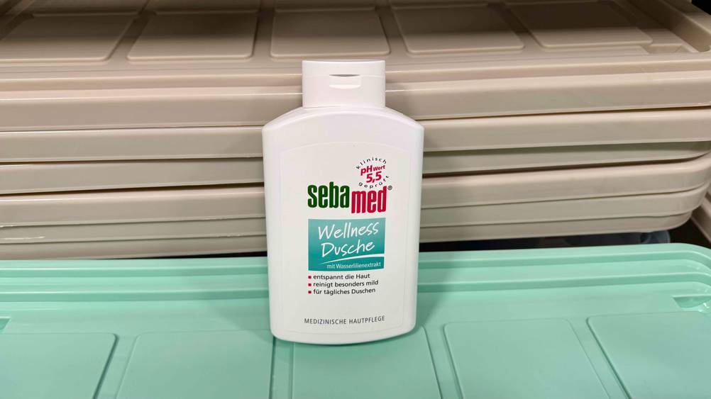 Getestet: Eine Flasche Sebamed-Duschgel auf Plastikdeckeln.
