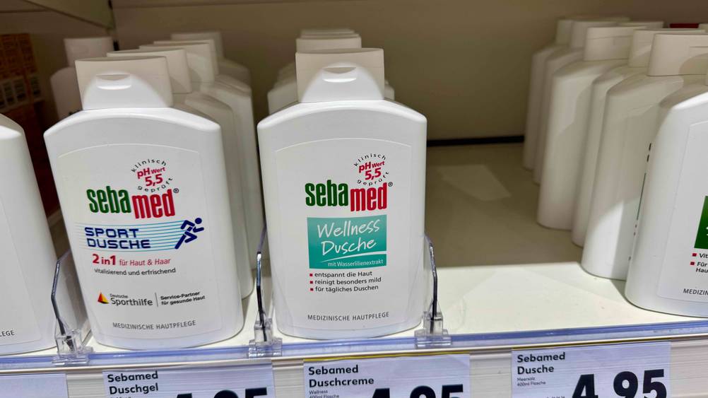 In einem Verkaufsregal stehen mehrere Flaschen des getesteten Sebamed-Duschgels.