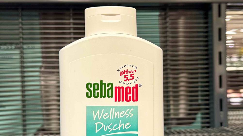 Sebamed-Duschgel getestet: Nahaufnahme der Vorderseite der Flasche mit Logo und Artikelbezeichnung.